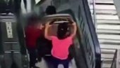 STRAŠNA NESREĆA U TRŽNOM CENTRU: Deca sletela niz pokretne stepenice, pojavio se jezivi snimak (VIDEO)