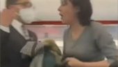 НАДАМ СЕ ДА ЋЕШ УМРЕТИ: Жена викала и кашљала на путнике (ВИДЕО)