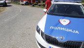 TEŠKA SAOBRAĆAJKA U DEČU: BMW sleteo s puta i udario u banderu, povređene izvlačili iz automobila