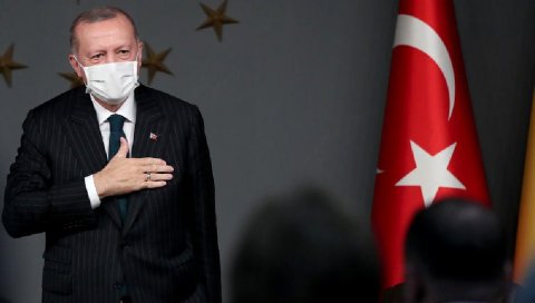 С МИЛОШЋУ, ПОШТОВАЊЕМ, ЧЕЖЊОМ: Ердоган одао почаст Изетбеговићу (ФОТО)