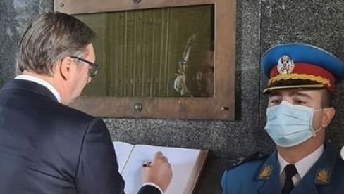 JUNACI, VEČNA VAM SLAVA I HVALA Nakon polaganja venca na spomenik Neznanom junaku, Vučić se upisao u spomen-knjigu
