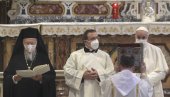 ПРВИ ПУТ НОСИО МАСКУ: Папа Фрања на молитви за мир у свету