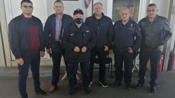 ПОДРШКА И ДАР КОЛЕГАМА: Синдикат српске полиције у Малом Зворнику