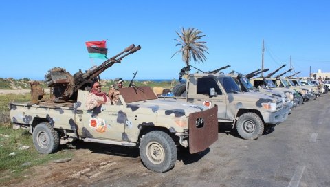 ВЕЛИКА ВОЈНА ПАРАДА У ЛИБИЈСКОЈ ПУСТИЊИ: Хафтаровци прикупљају снагу након пораза, маршал креће у нову офанзиву? (ФОТО)