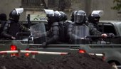 MUŠKARAC NAORUŽAN MITRALJEZOM UPAO U BANKU: Više od 30 ljudi uzeo za taoce, na teren stigli gruzijski specijalci (VIDEO)