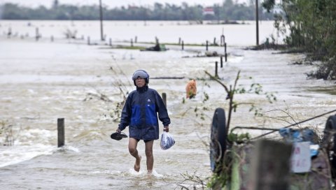 КАТАСТРОФА КАКВА СЕ НЕ ПАМТИ: Поплаве однеле преко 100 живота, хиљаде кућа потопљено (ВИДЕО)