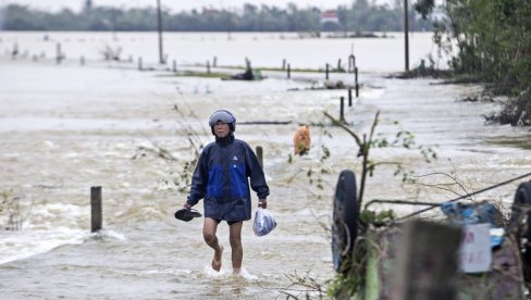 КАТАСТРОФА КАКВА СЕ НЕ ПАМТИ: Поплаве однеле преко 100 живота, хиљаде кућа потопљено (ВИДЕО)