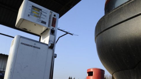 VLADA USVOJILA: Dozvoljeno sipanje goriva u kanistere do 60 litara