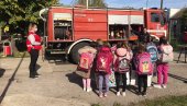 ЕДУКАЦИЈА КРОЗ ИГРУ: Предшколце у Пландишту упознали са радом ватрогасаца