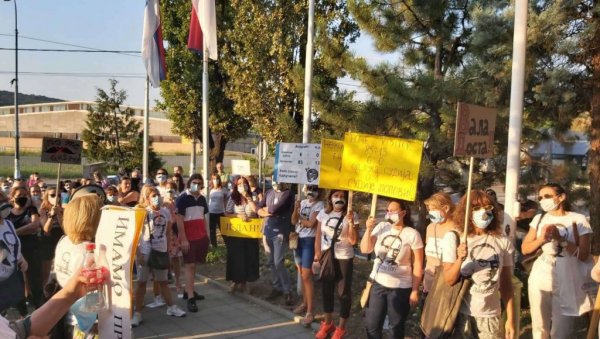 У ШТРАЈК ЗБОГ ДИРЕКТОРА: Незадовољство колектива Основне школе Иво Андрић на Канаревом брду не јењава, најављена радикализација протеста