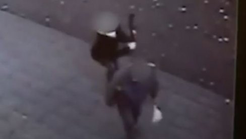 SNIMAK NAPADA NA PROFESORA U BORU! Maskirani napadač ga udario sa leđa metalnom palicom (VIDEO)