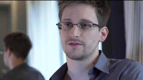 НА РУСКОМ ЈЕЗИКУ УЗ ФОТОГРАФИЈУ МОСКВЕ: Едвард Сноуден честитао Нову годину (ФОТО)