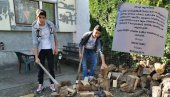 ЗА ЏЕПАРАЦ ЦЕПАЈУ ДРВА: Двојица чачанских средњошколаца одушевила суграђане огласом
