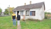 BAKA I UNUCI ZATOČENI U  TROŠNOJ KUĆI: Prepuštena milosrđu,  LJubica Aćimović (69) brine o Draganu (15) i Davidu (10) i sa strepnjom čeka zimu