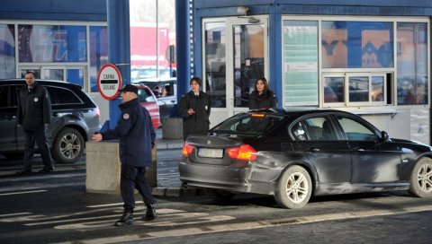 КАКВО ОТКРИЋЕ НА ГРАНИЦИ: Полиција прегледала возило из Немачке, у резервоару скривено право богатство (ФОТО)