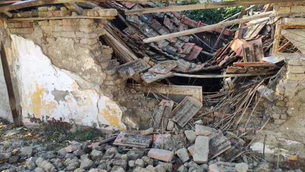 ПУКОМ СРЕЋОМ ДЕЦА НИСУ ПОВРЕЂЕНА: Срушила се кућа недалеко од школе у Зрењанину (ФОТО/ВИДЕО)