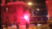 HAOS U NAPULJU POSLE UVOĐNJE KARANTINA: Hiljade na ulicama, lete flaše, razni predmeti, policija je odgovorila bacanjem suzavca (VIDEO)