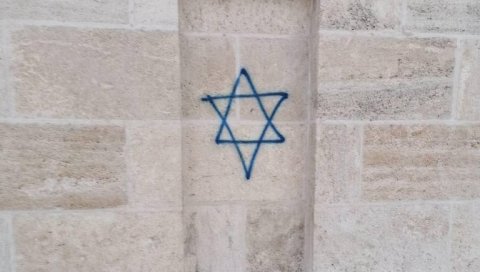 БРУКАЈУ СРПСКИ НАРОД: Преко Давидове звезде нацртали овај симбол, поново оскрнављено турбе на Калемегдану (ФОТО)