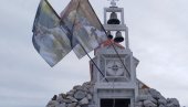 NA RUMIJI SE ZAVIJORILI BARJACI: Zastave sa likovima Amfilohija i Joanikija izraz ljubavi naroda prema svojoj crkvi