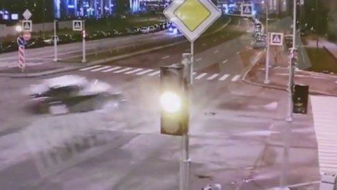 (UZNEMIRUJUĆI VIDEO) JEZIVI SUDAR NA RASKRSNICI: Pri punoj brzini prošao na žuto, pa se zakucao u drugo vozilo