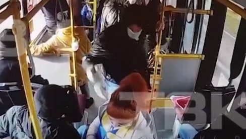 PREBIO KONDUKTERKU ZBOG MASKE: Nokautirao je kad mu je okrenula leđa, žena je završila u bolnici (VIDEO)