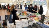 ČITALAČKA GOZBA KOD KONJA: Dvodnevni festival Knjiga na Trgu izazvao živu pažnju ljubitelja pisane reči, koji su bili pod maskama