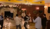 U TOM SOMBORU: Jokić kitio muziku, u ekstazi završio na stolu, osvanuo video sa svadbe  (VIDEO)