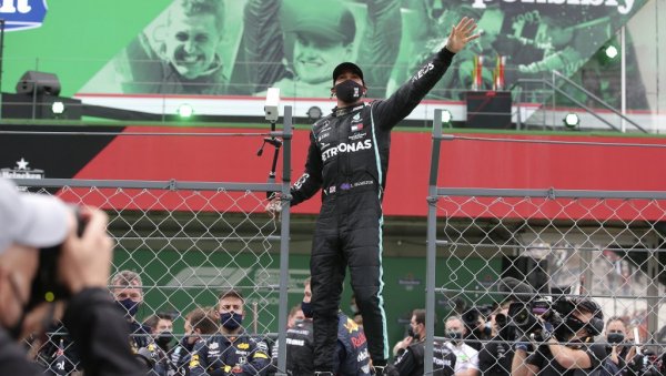 ХАМИЛТОН ИСПИСАО ИСТОРИЈУ: Британац престигао Шумахера и постао рекордер по броју победа у Формули 1