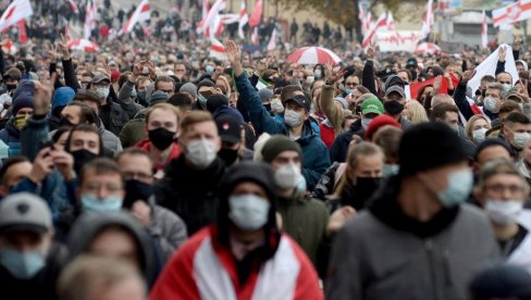 ШОК БОМБЕ КОД ПРЕДСЕДНИЧКЕ РЕЗИДЕНЦИЈЕ: Белоруска полиција спроводи масовна хапшења демонстраната (ВИДЕО)