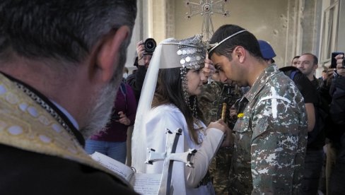SA VENČANJA NA FRONT: Jermenski vojnik se oženio u granatiranoj crkvi, poruka koju su on i njegova supruga poslali slama srce (FOTO)