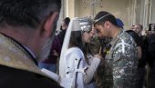 СА ВЕНЧАЊА НА ФРОНТ: Јерменски војник се оженио у гранатираној цркви, порука коју су он и његова супруга послали слама срце (ФОТО)