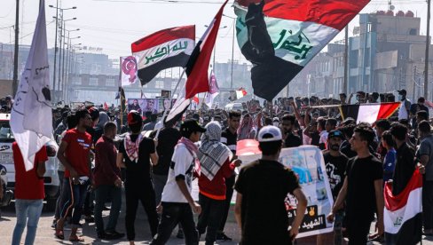 HAOS U BAGDADU:  Demonstranti ušli u parlament, popeli se na stolove, mahali zastavama (VIDEO)