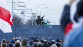 НАПАД НА ПОЛИЦИЈСКУ СТАНИЦУ: Белоруски демонстранти каменовали службена возила (ВИДЕО)