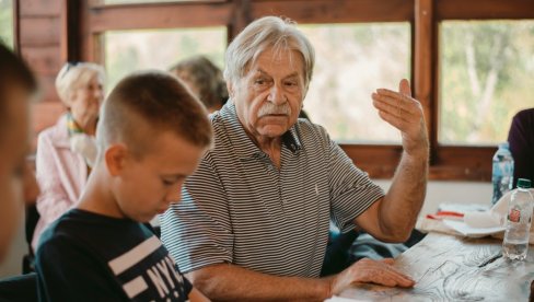 ČITANJE JE BOGAĆENJE: LJubivoje Ršumović otvara danas onlajn kamp za mlade pesnike