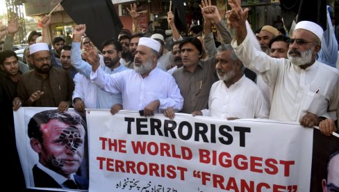 МУСЛИМАНИ ПАЛЕ МАКРОНОВЕ СЛИКЕ: Исламски свет против француског председника