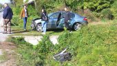 АУТОМОБИЛОМ СЛЕТЕО У ЈАРАК: Саобраћајна несрећа на путу Краљево-Крагујевац (ФОТО)