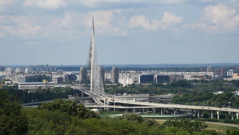 ДРАМА НА МОСТУ НА АДИ: Жена прешла заштитну ограду и претила скоком, полиција муњевито реаговала