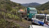 ИЛЕГАЛНО ЧЕКИЋАЈУ, ПОЖАРОМ МАСКИРАЈУ: Калудрани блокирали пут, гневни због ћутања државе на хаос у шумама