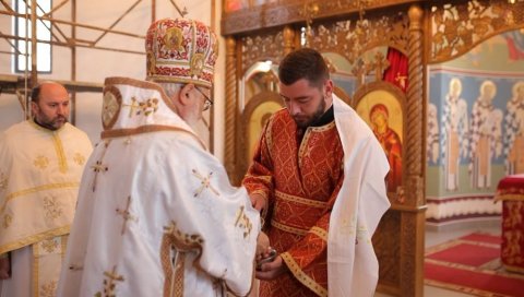 СВЕТА ЛИТУРГИЈА У ХРАМУ У ГУДУРИЦИ: Прво рукоположење свршеног богослова у чин ђакона