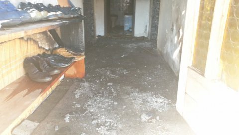 ПРВИ СНИМЦИ СА ЛИЦА МЕСТА: Мушкарац настрадао у Пријепољу - непознат узрок пожара, у кући била искључена струја (ВИДЕО)
