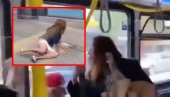 БРУТАЛНА ТУЧА У АУТОБУСУ ЗБОГ МАСКЕ: Пљунула мушкарца након свађе, путници је избацили наглавачке из возила (ВИДЕО)
