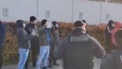ALAHU AKBAR I U MOSKVI: Protest ispred francuske ambasade zbog Makronovih izjava (VIDEO)