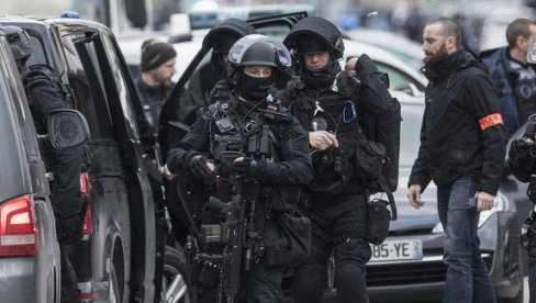 HTELI DA UBIJAJU NA BOŽIĆ: Islamski ekstremisti sprečeni u monstruoznoj nameri - planirali po Parizu da ubadaju ljude na smrt!