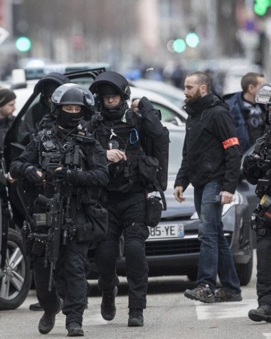 OTEO PIŠTOLJ, PA RANIO DVOJICU POLICAJACA: Dramatične scene u Parizu, napadač nakon pucnjave prebačen u bolnicu