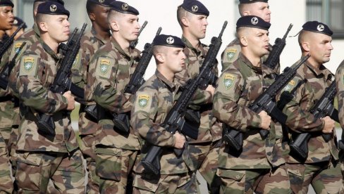MAKRON UMISLIO DA JE NAPOLEON: Francuska vojska vežba za rat sa Rusijom