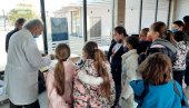 ЛИКОВНА КОЛОНИЈА У СРПСКОМ ИТЕБЕЈУ: Ученици ОШ Милош Црњански посетили уметнике и дали свој допринос (ФОТО)