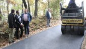 АСФАЛТ ДАЈЕ НАДУ ВИШЕ: Радост за село али и за 20 ђака пешака у Малешевцима код Угљевика