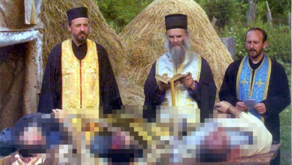 ОБЈАВЉЕНА ФОТОГРАФИЈА: Амфилохије 1999. тражио тела убијених Срба на Косову (ФОТО)