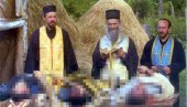 OBJAVLJENA FOTOGRAFIJA: Amfilohije 1999. tražio tela ubijenih Srba na Kosovu (FOTO)
