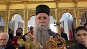 POMEN VOĐI SRPSKOG NARODA U CRNOJ GORI: Molitva nad telom mitropolita Amfilohija u Cetinjskom manastiru (VIDEO)